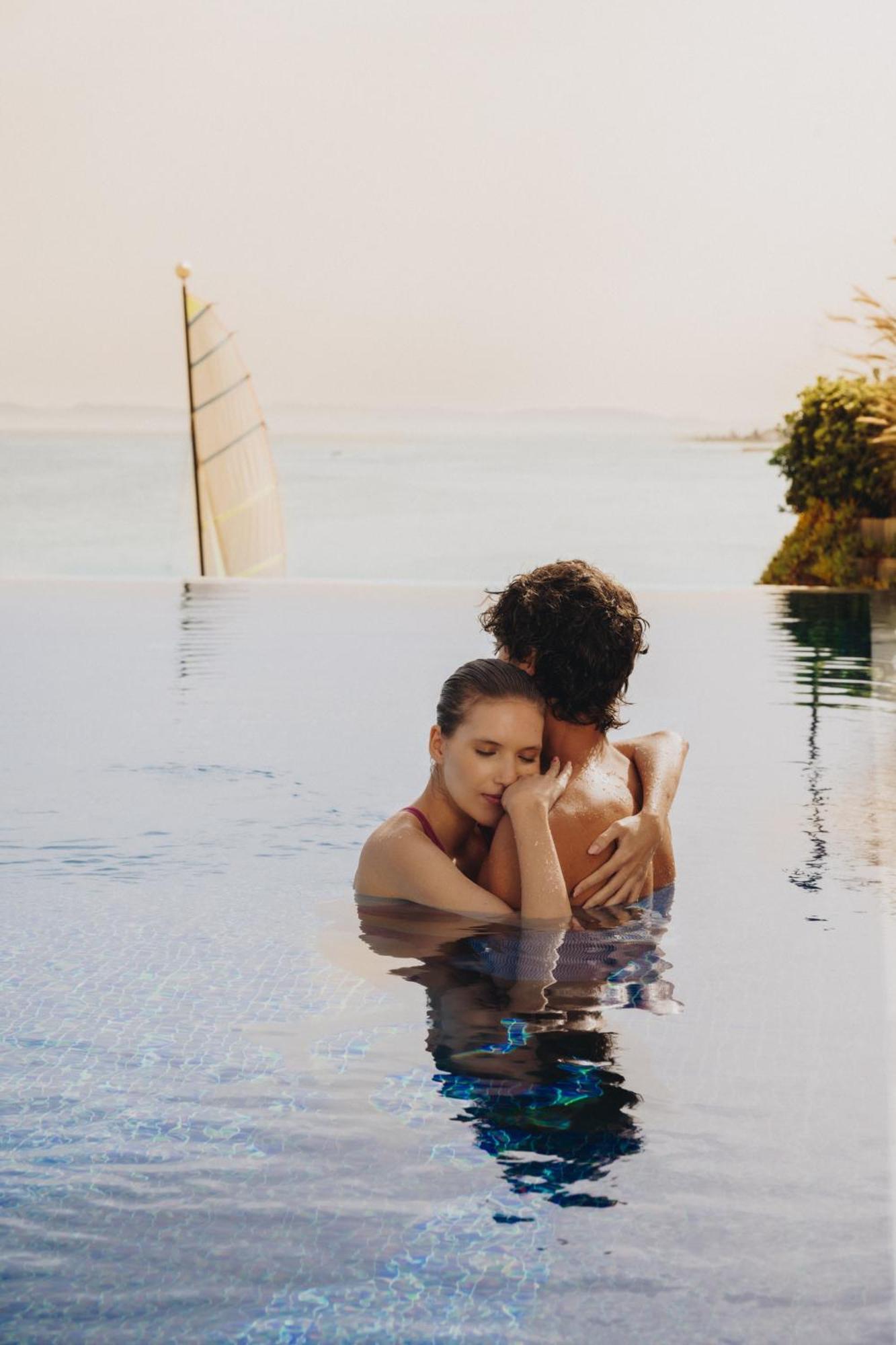 ホテル ラ バディラ 大人専用 ハンマメット エクステリア 写真 A couple in a swimming pool